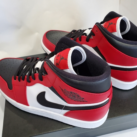 Air Jordan 1 mid Chicago toe - Picture 6 of 8